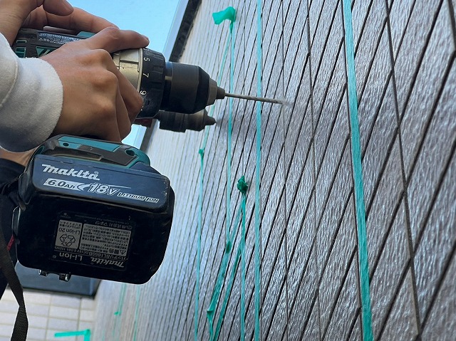 大阪市淀川区　家の外壁修繕！タイル剥離防止のためエポキシ樹脂を注入します